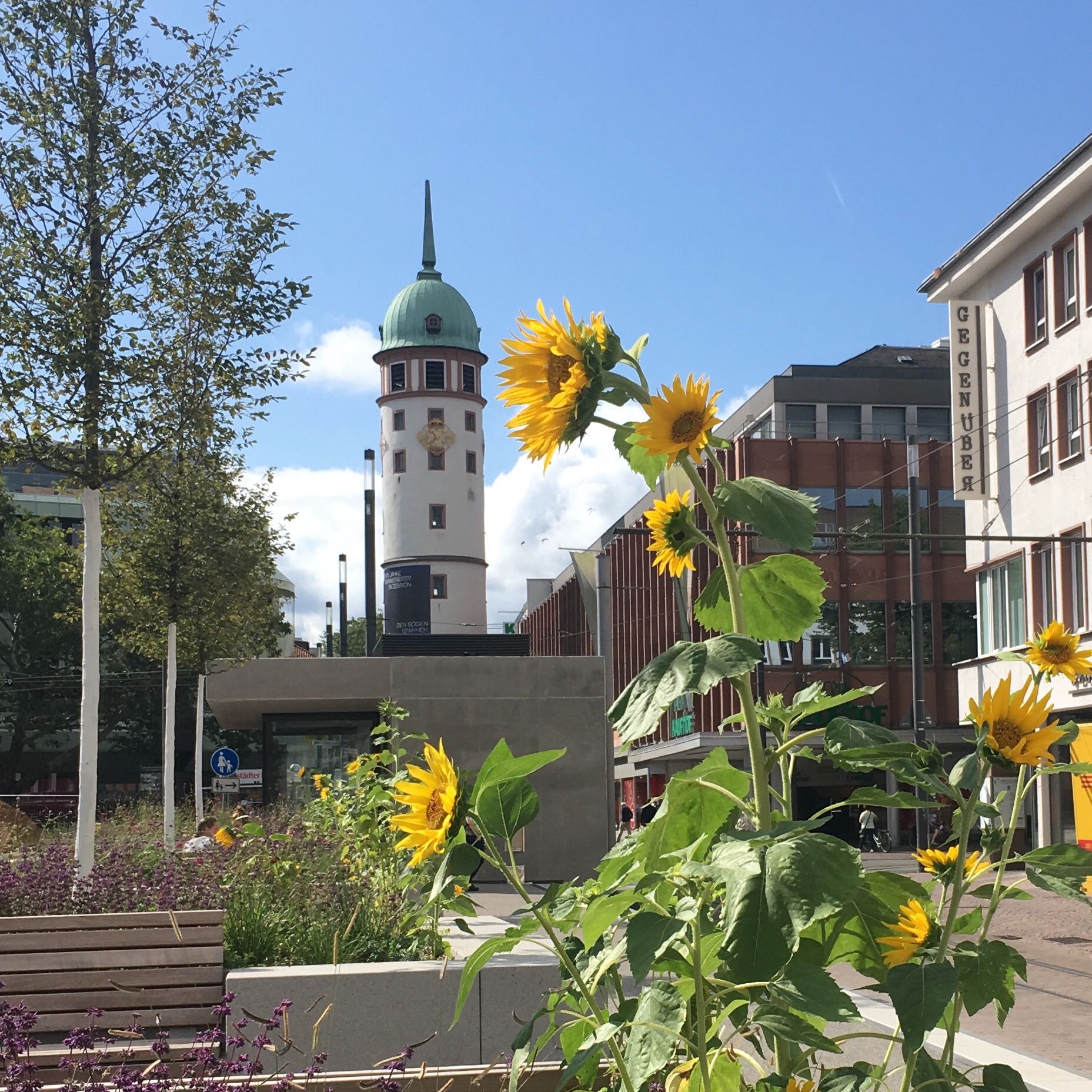 /Wei%C3%9Fer%20Turm%20mit%20Sonnenblume%20%C2%A9Darmstadt%20Marketing%2C%20Agnes%20Allig