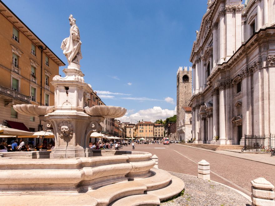 /Piazza%20Paolo%20VI%2001